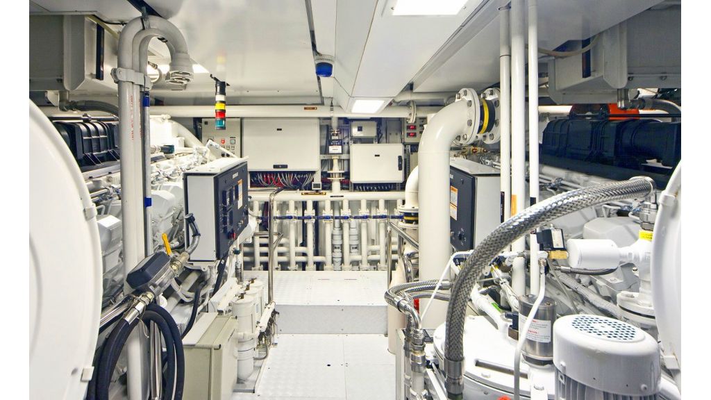 Luxury 50m Aluminum Yacht, 429:1
Auxiliary Equipment:
Bow thruster: Naiad 75kw
Water maker: 2 x 6000 litre/day Tecnicomar Compact 2000
Stabilizers: 2 x NAIAD 575 Zero Speed non retractable fin
Fuel purifier: Alfa Laval centrifuge
Air-conditioning: Heinen & Hopman chilled water system