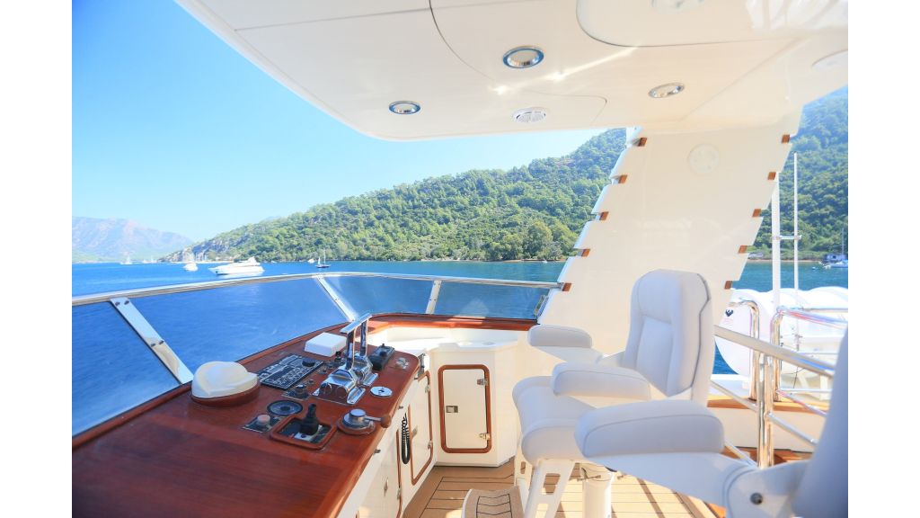 Luxury Motoryacht For Sale, It can also pivot back to form a shallow salt-water pool