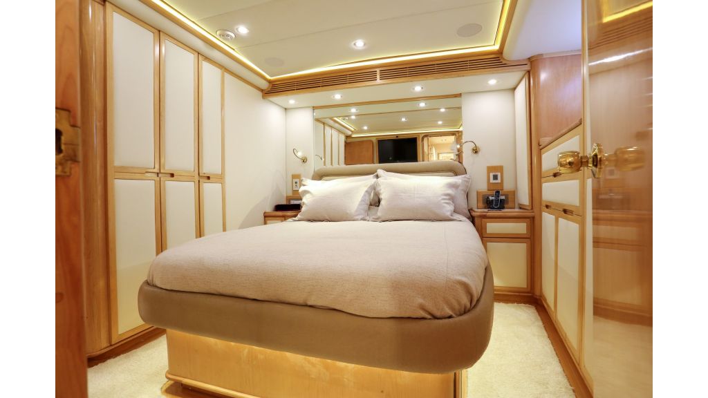 Luxury Motoryacht For Sale, It can also pivot back to form a shallow salt-water pool