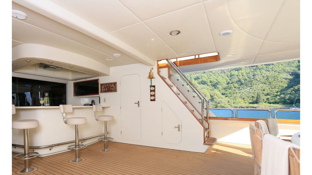Luxury Motoryacht For Sale, The bridge deck has a well-equipped gym