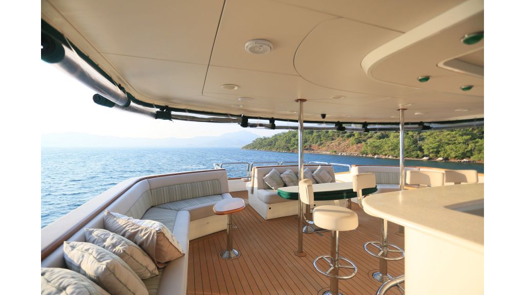 Luxury Motoryacht For Sale, It can also pivot back to form a shallow salt-water pool