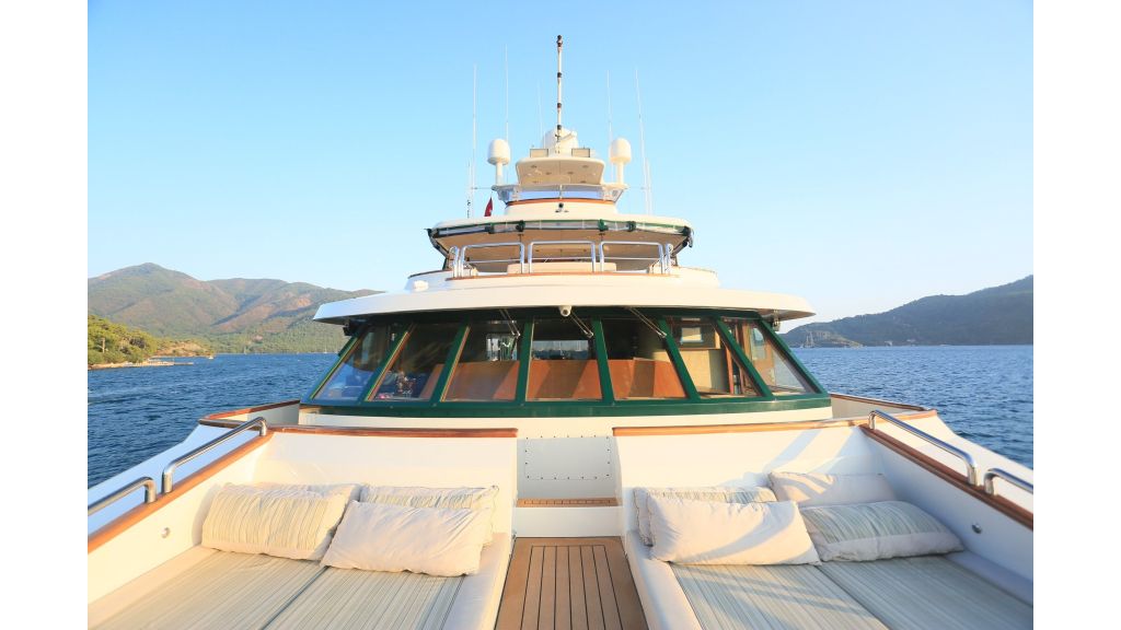 Luxury Motoryacht For Sale, An ideal charter yacht for business and pleasure, Luxury motor yacht will be based in Dubai and the Red Sea this winter and is ideal for those who enjoy scuba diving and all water sports