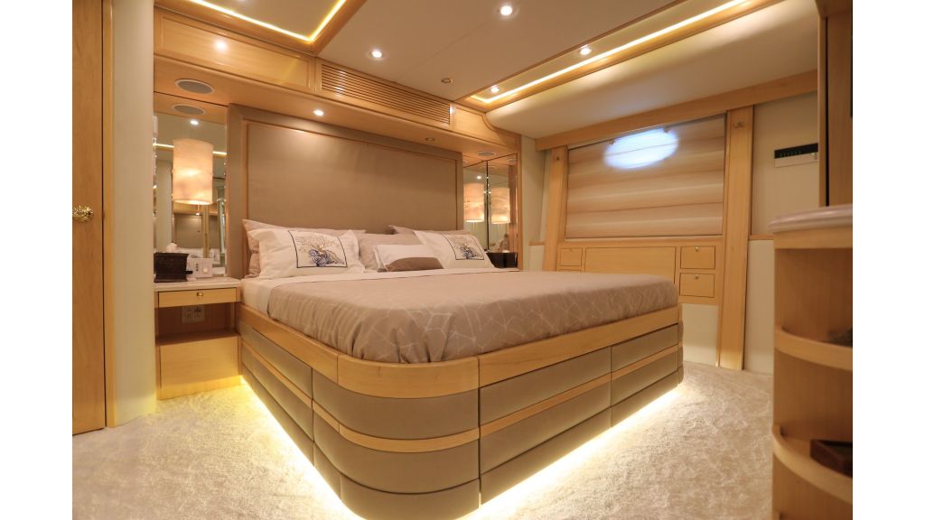 Luxury Motoryacht For Sale, An ideal charter yacht for business and pleasure, Luxury motor yacht will be based in Dubai and the Red Sea this winter and is ideal for those who enjoy scuba diving and all water sports