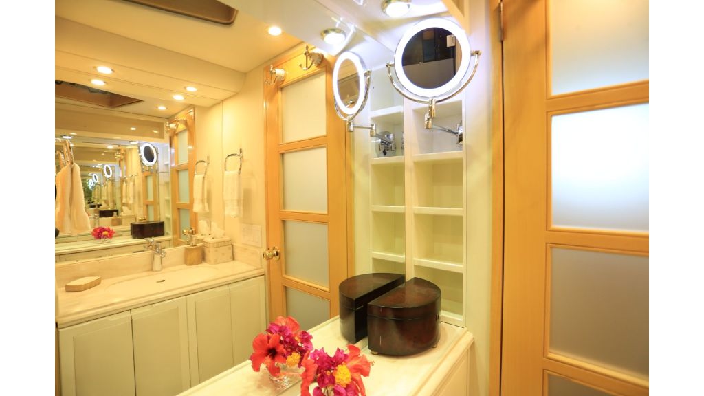 Luxury Motoryacht For Sale, The bridge deck has a well-equipped gym