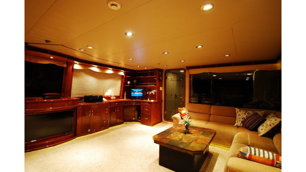 Luxury Motoryacht For Sale, It can also pivot back to form a shallow salt-water pool