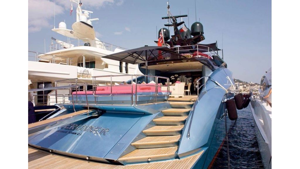 Palmer & Johnson 135 ft, Specifically laid out to emphasize open flowing spaces within geometric patterns in her 5 staterooms arrangement